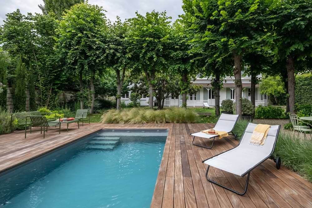 Escaliers de piscine avec banquette